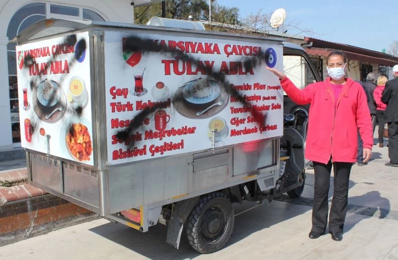 Ekmeğinin peşinde olan kadının seyyar aracına çirkin saldırı
