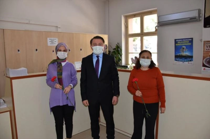 Akseki Kaymakamı Volkan Hülür, kadınlara karanfil dağıttı