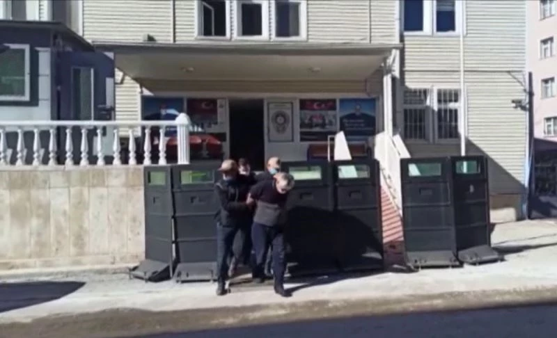 FETÖ firarisi evdeki gizli bölmede yakalandı
