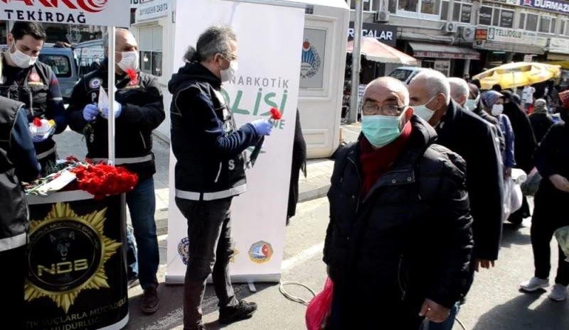 Kadınlar gününde sıraya giren yaşlı delikanlılar gülümsetti
