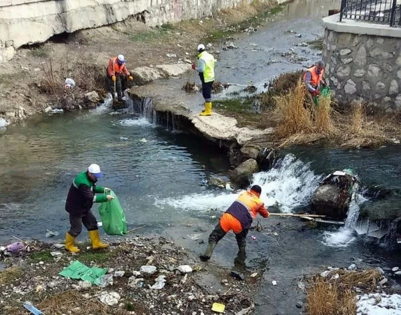 Van’da dere yatakları çöplerden arındırıldı
