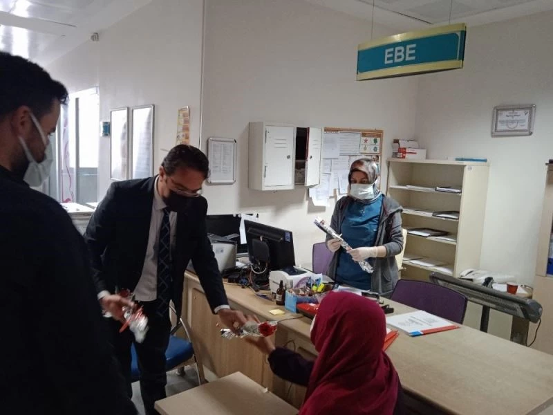 Vanlı hayırseverden kadın sağlık çalışanlarına karanfil
