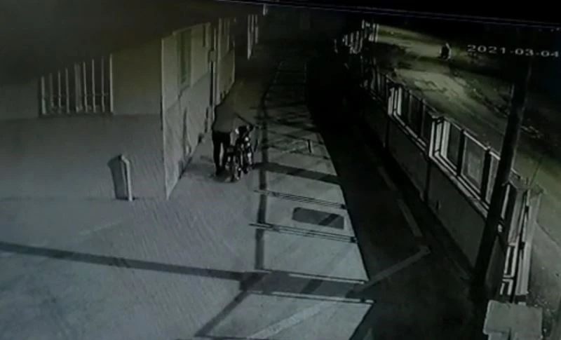 Sitedeki motosikleti çaldı
