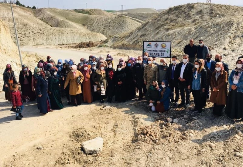 Samsat’ta kadınlar meyve fidanlarını toprakla buluşturdu
