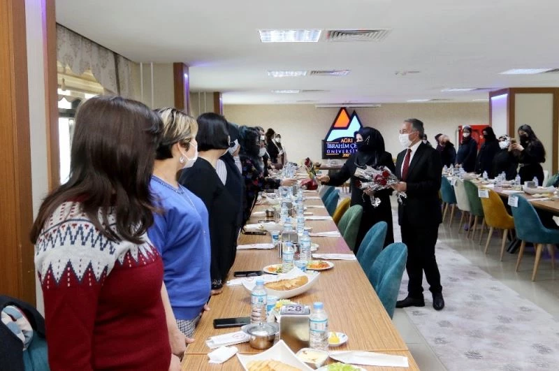 AİÇÜ Rektörü Prof. Dr. Karabulut, Kadınlar Günü’nü gül dağıtarak kutladı
