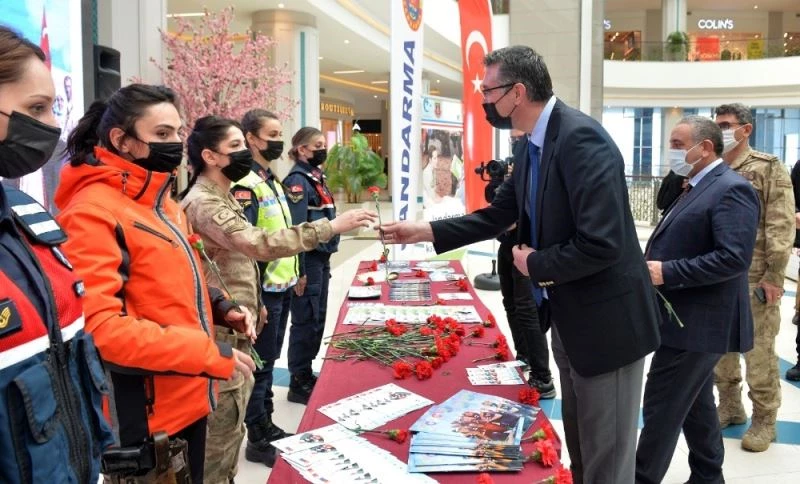Vali Memiş, KADES stantlarını gezdi