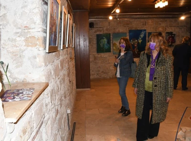 Kuşadası’nda “Işığın izindeki kadınlara” isimli sergi açıldı
