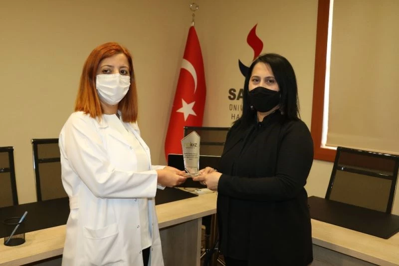 Kadın gazeteciden kadın sağlık çalışanlarına plaket
