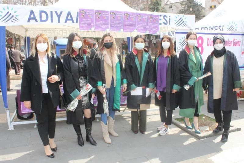 Adıyaman’da avukatlara karanfil dağıtıldı
