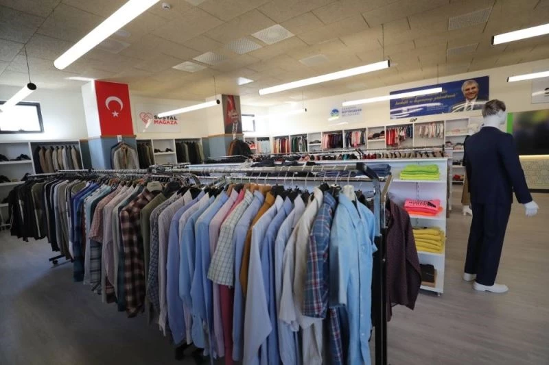 İhtiyaç sahiplerinin hizmetine sunulan giyim mağazası törenle açıldı

