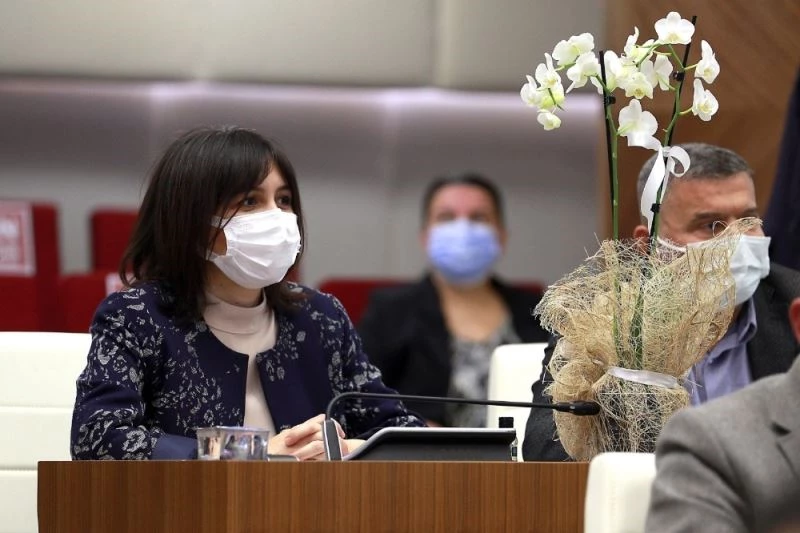 Başkan Böcek’ten, kadın meclis üyelerine orkide
