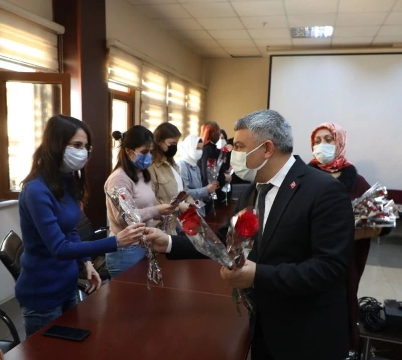 Dilovası Belediyesi’nden kadın personellere maaş ikramiyesi
