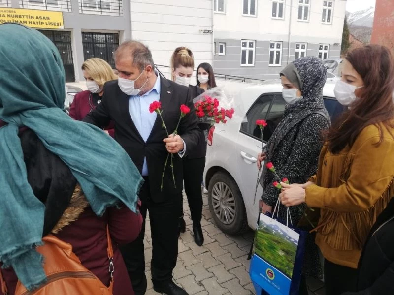 Şenoba Belediye Başkanı Alihan Babat kadınlara karanfil dağıttı
