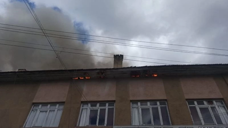 Virüsü unuttular yangını seyretmek için toplandılar
