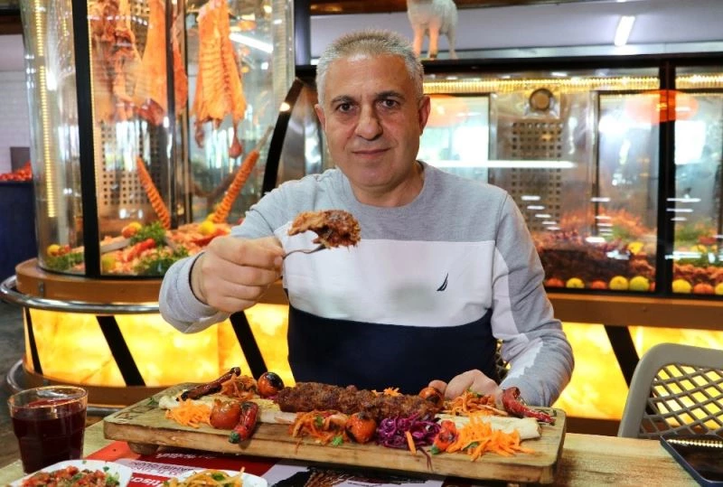 Kebapsever Başbakan Johnson’a Adana’dan davet: “Gelsin Adana’da yesin”