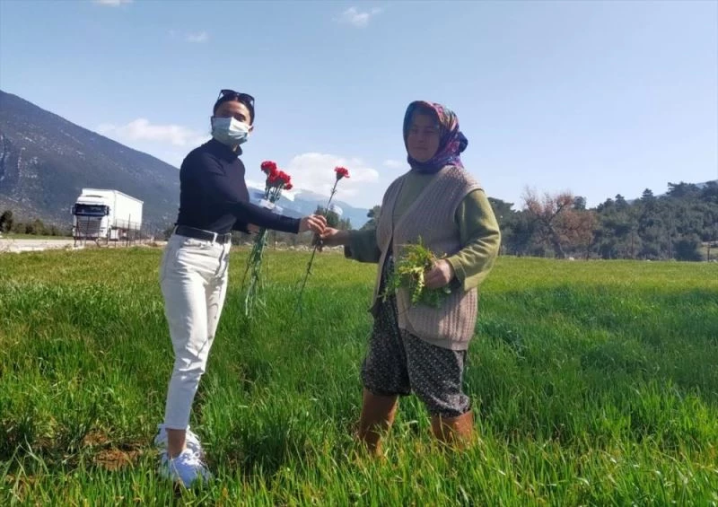 Başkan Geyikçi, kadınlara karanfil dağıttı