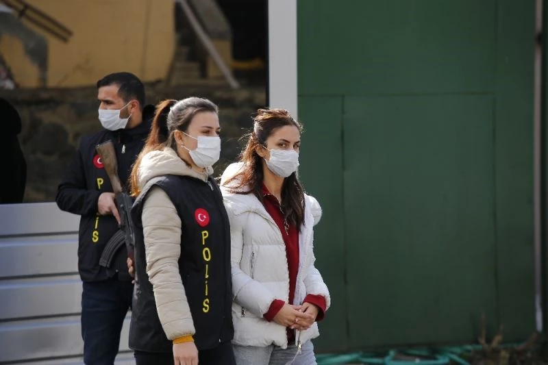 Otomobilinde uyuşturucu bulunan oyuncu Ayşegül Çınar, adliyeye sevk edildi
