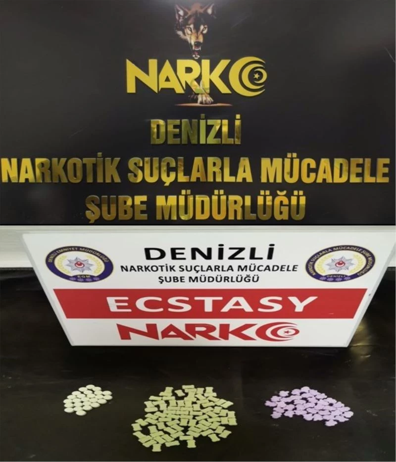 Zehir tacirleri yakalanmamak için uyuşturucu hapları iç çamaşırlarına saklamışlar
