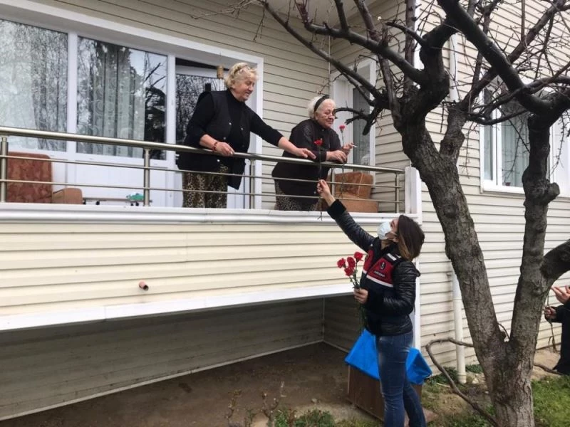 Jandarma kadınlara karanfil dağıtarak KADES’i anlattı
