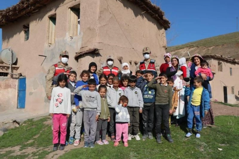 Jandarmanın kadınlara verdiği karanfillere Türkçe ve Kürtçe teşekkür
