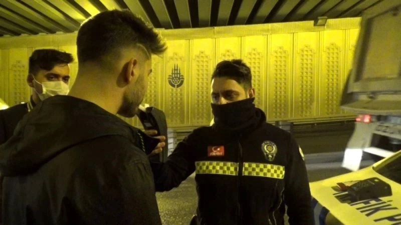 Lüks otomobil bariyere çarptı, sürücüde çelişki yaşandı
