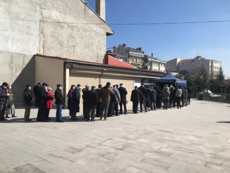 BİLEM önünde yaşlıların HES kodu eşleştirme kuyruğu
