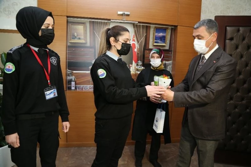 Gölbaşı Belediye Başkanı Şimşek kadın çalışanlarla bir arada
