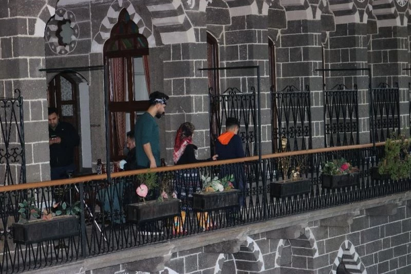 Sosyal medya fenomeni Serkan Özbilek, ünlü sanatçılarla kadın şiddetine dikkat çekti
