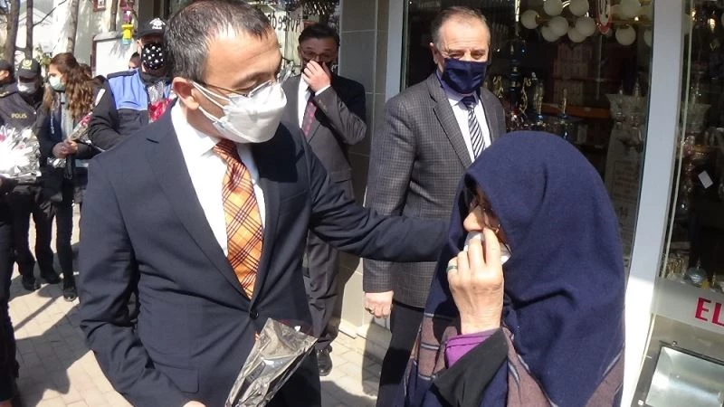 Hayatında ilk kez çiçek alan kadının mutluluğu gözlerinden okundu
