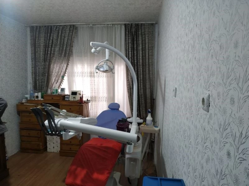 Oturduğu evi kaçak diş muayenehanesine çevirmiş
