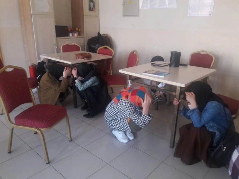 Deprem tatbikatında gerçek depreme yakalanan öğrenciler kamerada
