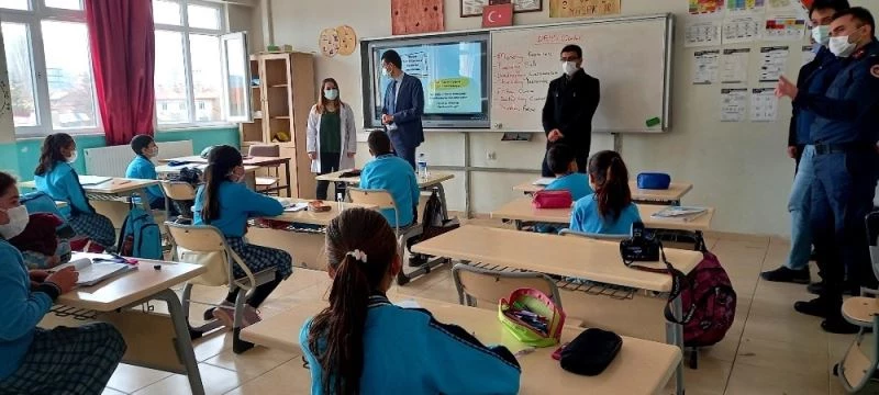 Kaymakam Kaçmaz Atlıhisarlı minik öğrencilerle bir araya geldi
