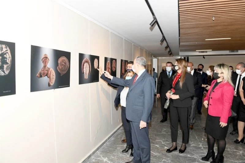 Vali Su, ’Geçmişten Günümüze Kadın Portreleri Sergisi’ni ziyaret etti
