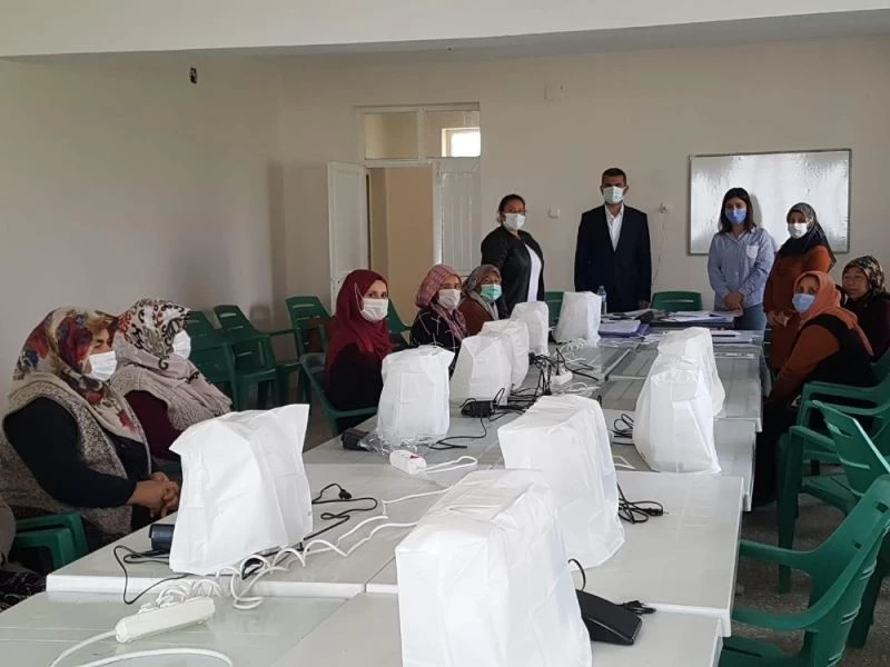 Kadınlar hem öğreniyor hem tasarlıyor
