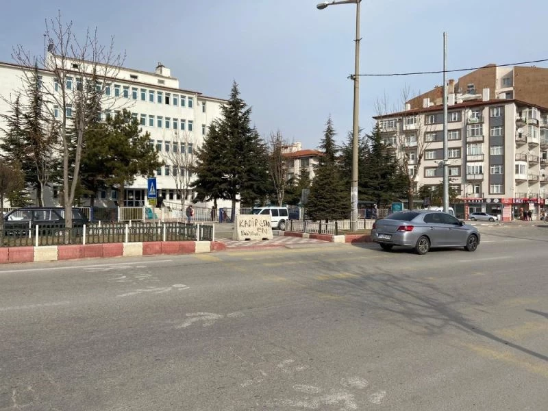 Yaya yolu beton bariyerle kapatılınca ortaya komik görüntü çıktı
