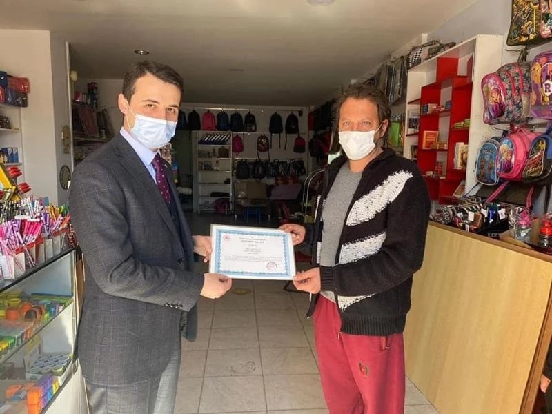 Kaymakam Alpay’dan kurallara uyan esnaflara teşekkür belgesi
