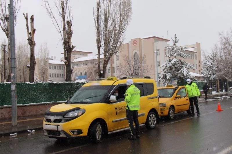 Kars’ta yolcu taşımacılığı yapan araçlar denetlendi
