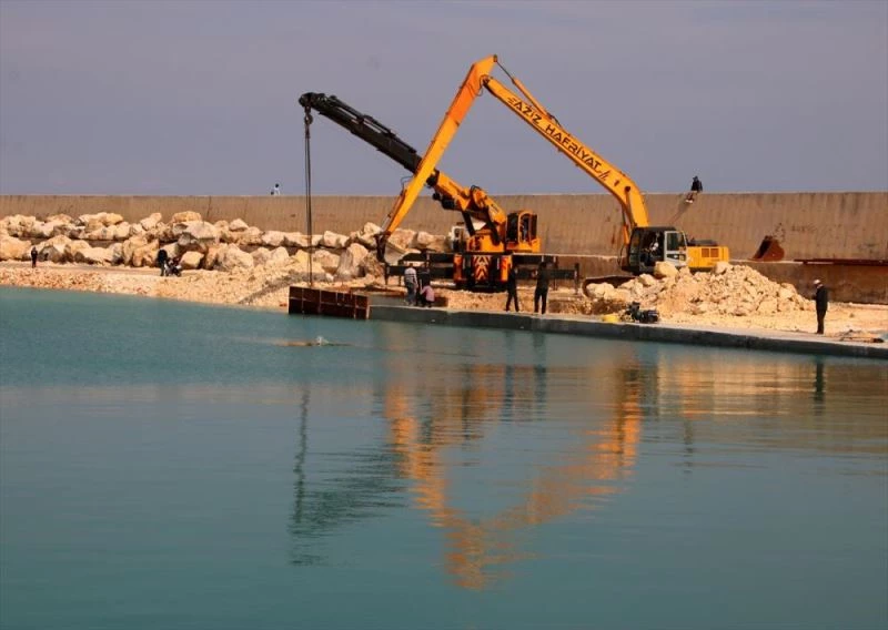 Erdemli Balıkçı Barınağında mendirek uzatma çalışması sürüyor