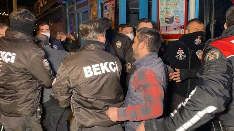 Kısıtlamayı ihlal eden 3 kişi bekçilerle tartışıp ortalığı birbirine kattı
