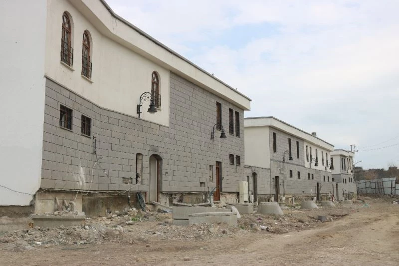 Terör mağduru vatandaşların evlerini yapan işçilere karşılıksız çek verildi iddiası
