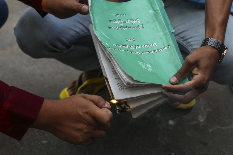 Myanmar’da darbe karşıtları ordunun hazırladığı 2008 anayasasını yaktı
