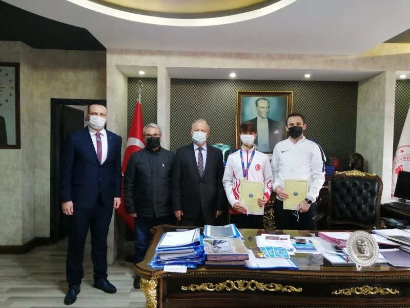 Kaymakam Çorumluoğlu, başarılı sporcuyu ödüllendirdi
