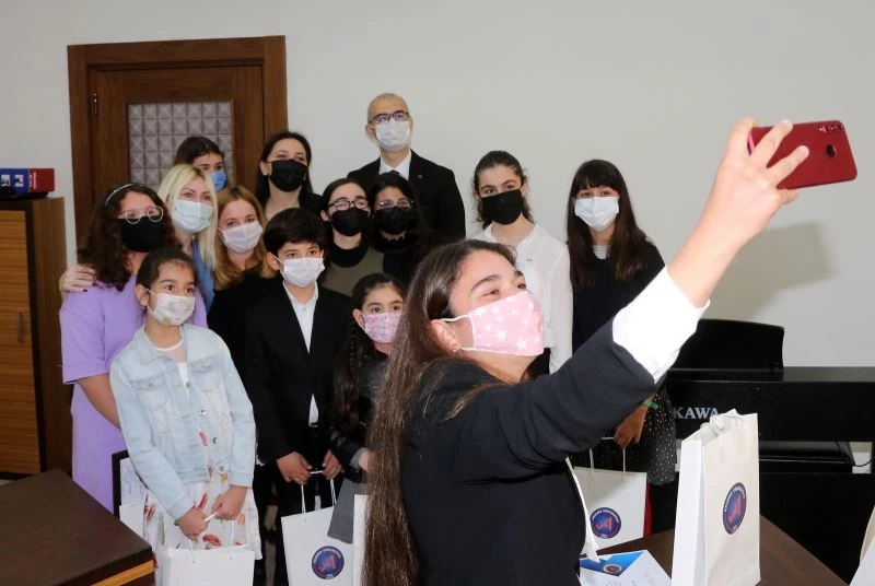 Rektör Özkan  ödüllü konservatuvar öğrencilerini ağırladı
