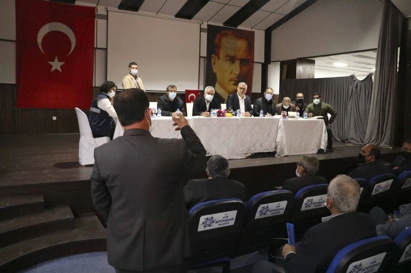 Büyükşehir Karacasulu muhtarlarla buluştu
