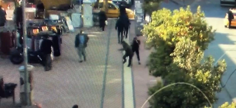 Cadde ortasında kadına dehşeti yaşattı, zorla girdiği evde saklanmaya çalıştı
