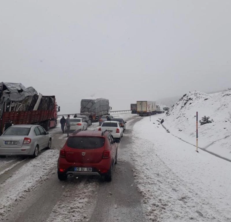 Kar bir anda bastırdı, sürücüler yolda kaldı
