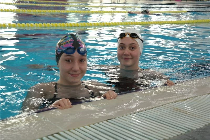 Eskişehir’in rekortmen yüzücüleri Sudem Denizli ve Göksu Doğan yeni hedeflerine hazırlanıyor
