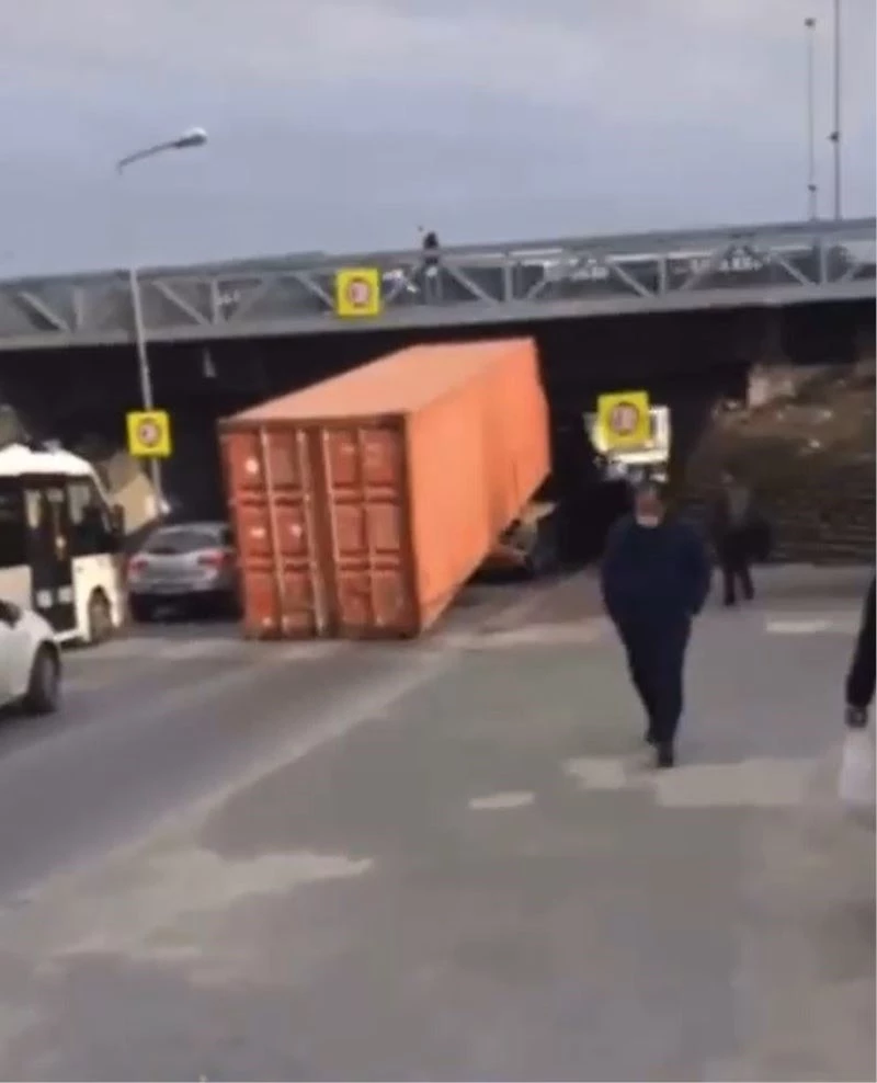 Topkapı’da tır köprüye çarptı, üzerindeki konteyner yola düştü
