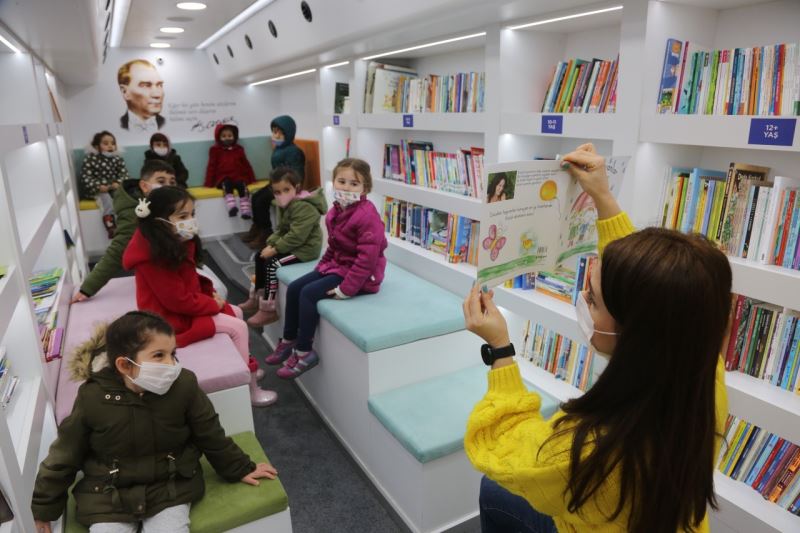 Küçükçekmece Belediyesi ‘Gezici Kütüphane’ ile vatandaşları kitapla buluşturuyor
