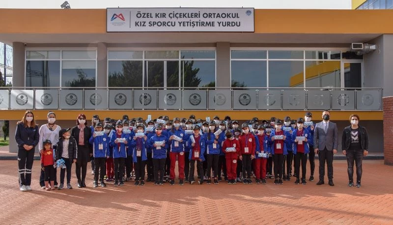 ‘Kır Çiçekleri’ projesindeki öğrencilere suyun önemi anlatıldı
